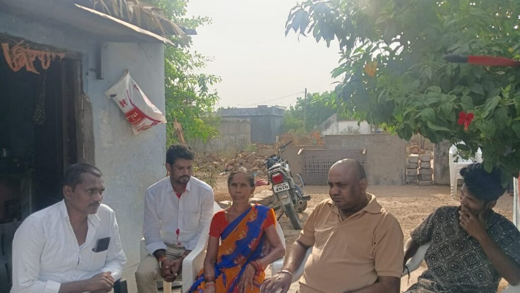 రమేష్ కుటుంబ సభ్యులను పరామర్శించిన వార్డు సభ్యులు