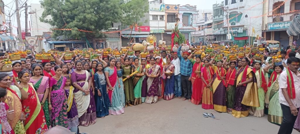 గౌడ సంఘం ఆధ్వర్యంలో ఘనంగా బోనాల పండుగ
