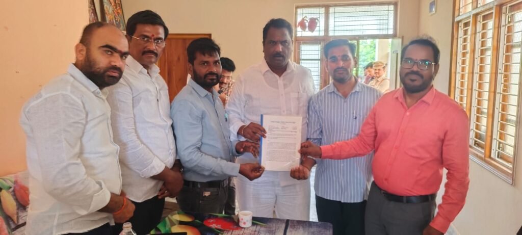 మంత్రి అడ్లూరి లక్ష్మణ్ కుమార్ కలిసిన చరిత్ర పరిరక్షణ సమితి రాష్ట్ర కమిటీ