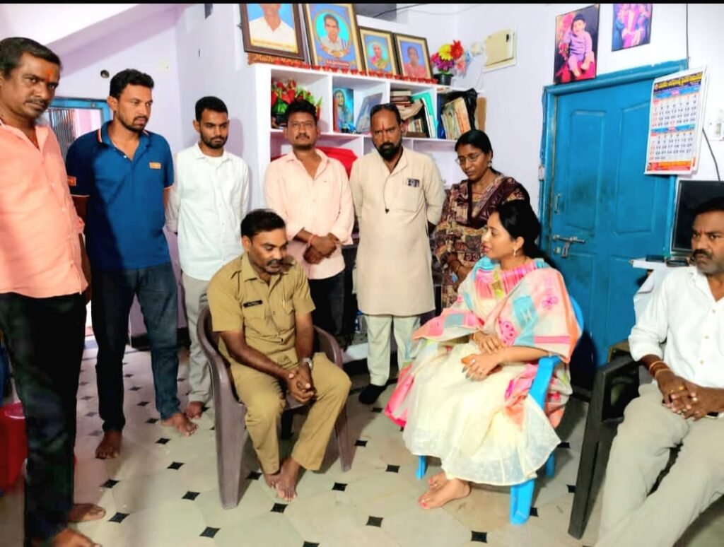 ప్రభుత్వాన్ని ప్రశ్నించిన ఆర్టీసీ డ్రైవర్ అశోక్‌పై వేటు వేయడం సరికాదు