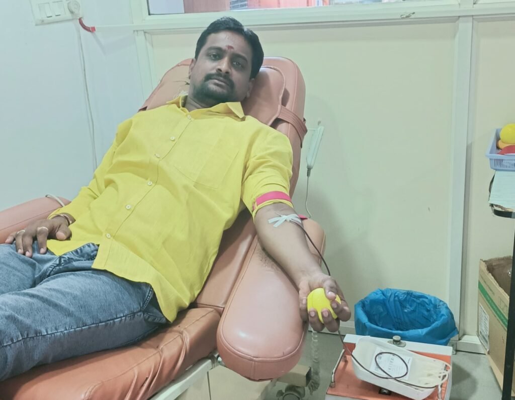 తెలుగుదేశం పార్టీ అభిమాని రక్తదానం