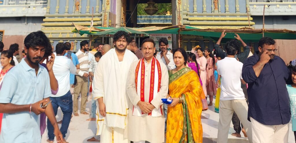 కనకదుర్గమ్మ తల్లిని దర్శించుకున్న డాక్టర్ రఘు దంపతులు