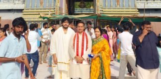 కనకదుర్గమ్మ తల్లిని దర్శించుకున్న డాక్టర్ రఘు దంపతులు