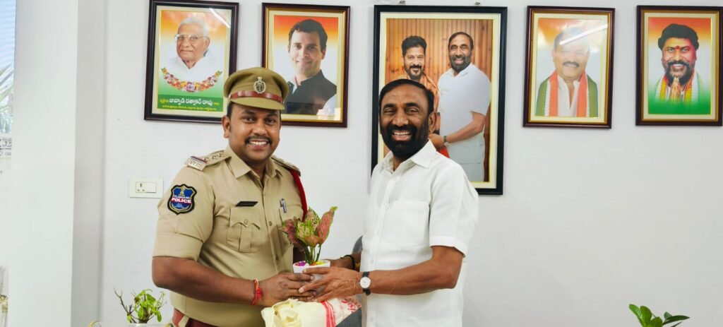 జువ్వాడి నర్సింగరావును మర్యాదపూర్వకంగా కలిసిన నూతన సీఐ లక్ష్మీనారాయణ