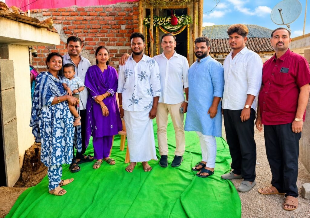 నూతన గృహప్రవేశ కార్యక్రమంలో పాల్గొన్న డాక్టర్ రఘు