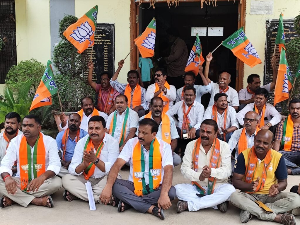 అసాంఘిక కార్యక్రమాలకు అడ్డగా మారిన సమీకృత కూరగాయల మార్కెట్