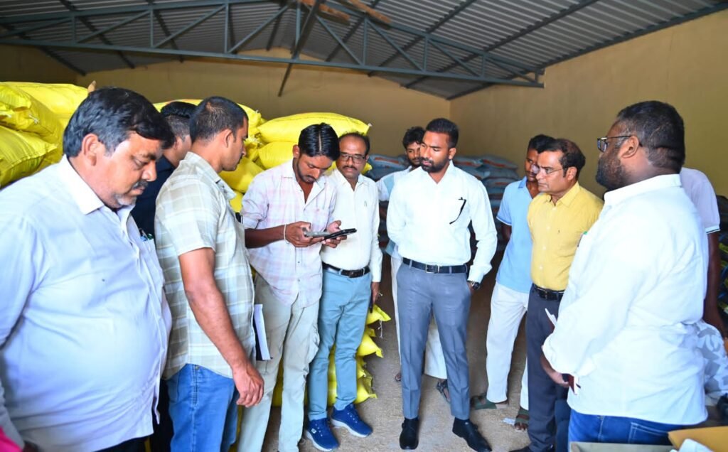 ఎరువుల గోదాంలు విక్రయ కేంద్రాలను ఆకస్మిక తనిఖీ చేసిన కలెక్టర్ బి. సత్యప్రసాద్