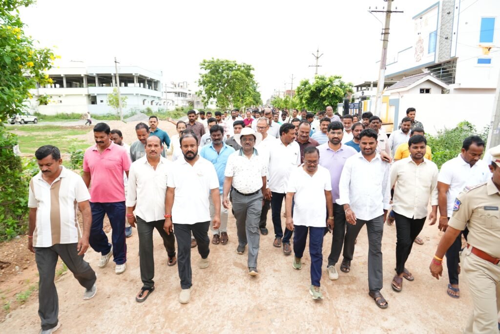 క్యాతన్‌పల్లి 9వ వార్డులో మంత్రి డా.జి.వివేక్ వెంకటస్వామి మార్నింగ్ వాక్