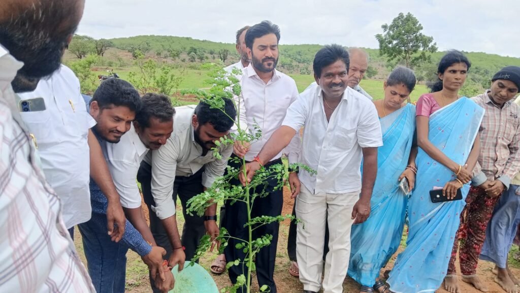 వనమహోత్సవం లో చెట్లు నాటిన ప్రజాప్రతినిధులు