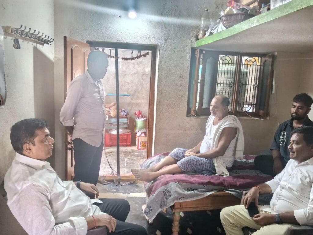 మాజీ జడ్పిటిసి ని పరామర్శించిన నాయకులు