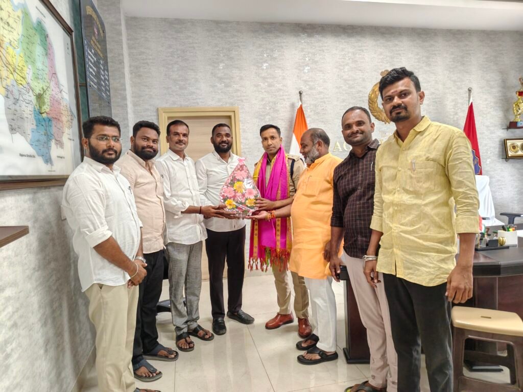 జిల్లా ఎస్పీని మర్యాదపూర్వకంగా కలిసిన బీజేవైఎం జిల్లా అధ్యక్షుడు ఇట్టేడి రాజు