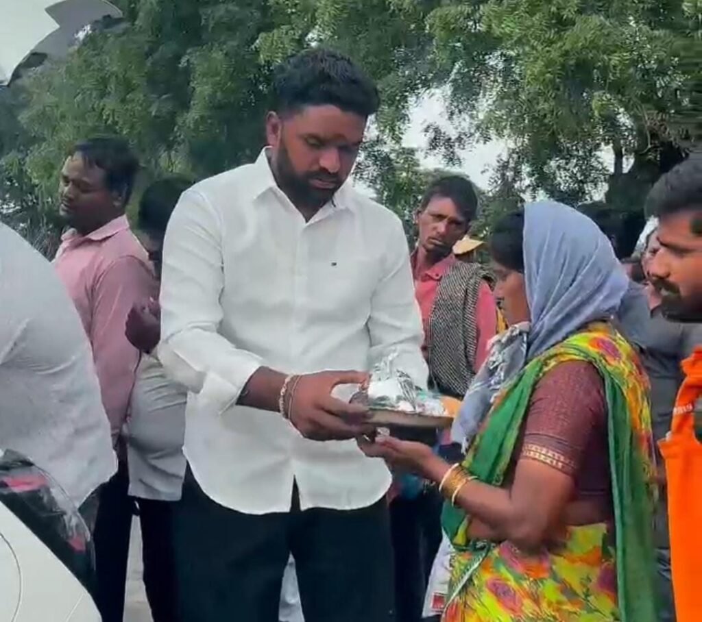 పుట్టినరోజు సందర్బంగా వృద్ధులకు అన్నదానం