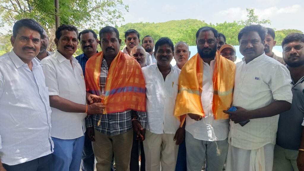 దేవాలయాల అభివృద్ధి కమిటీ నూతన చైర్మన్‌కు ఘన సన్మానం