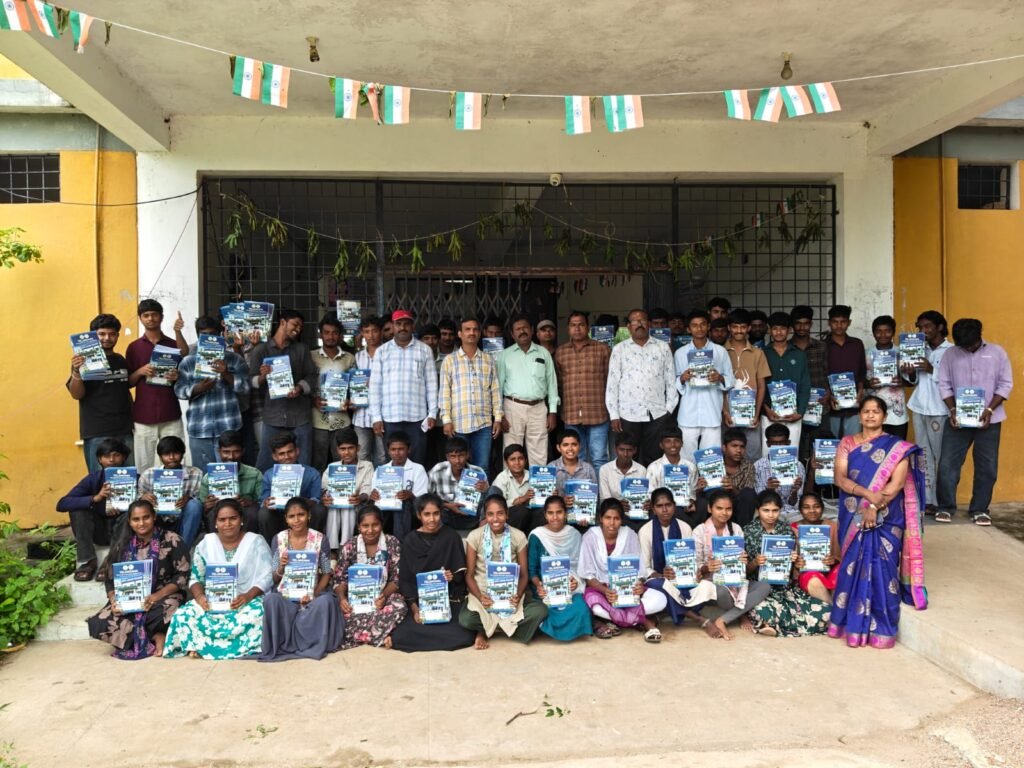 విద్యార్థులకు ఉచిత నోట్‌బుక్స్ పంపిణీ