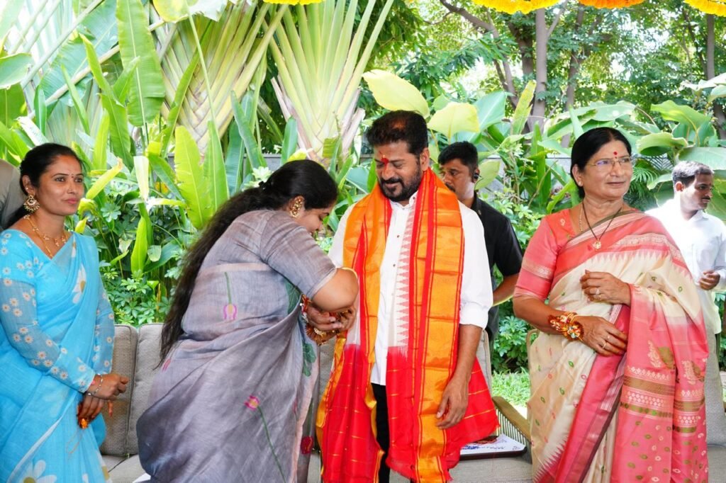 ముఖ్యమంత్రి కి చెల్లెలిగా రాఖీకట్టిన జగిత్యాల మాజీ మున్సిపల్ చైర్‌పర్సన్