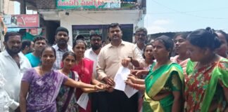 బీడీ కార్మికులకు ‘చేయూత’ ఆప్షన్ లేకపోవడంపై ధర్నా