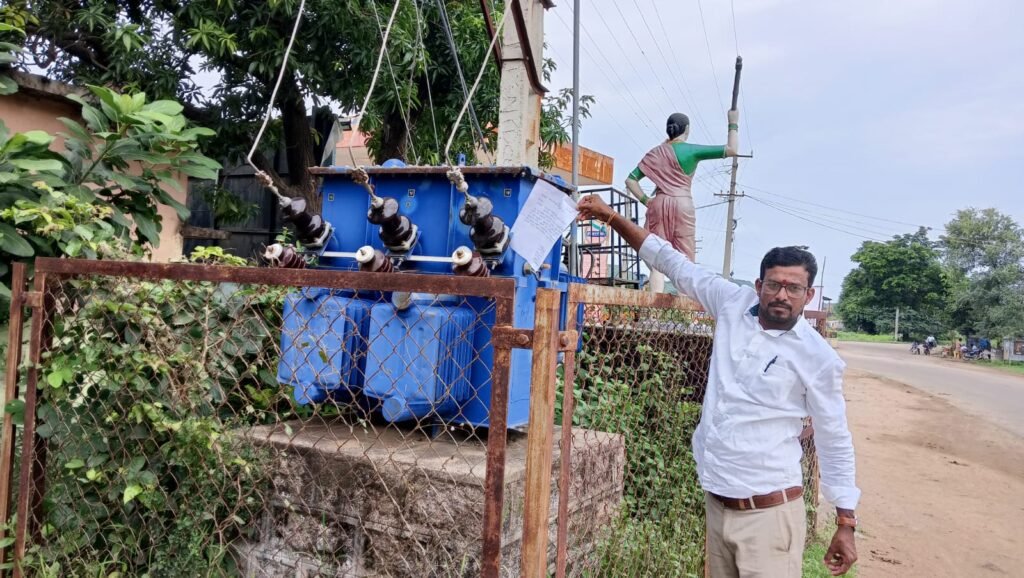 ట్రాన్స్‌ఫార్మర్‌కు వినతిపత్రం.. విద్యుత్‌ కోతలపై వినూత్న నిరసన