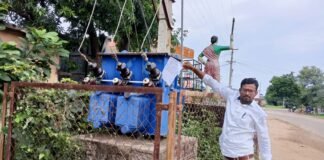 ట్రాన్స్ఫార్మర్కు వినతిపత్రం.. విద్యుత్ కోతలపై వినూత్న నిరసన