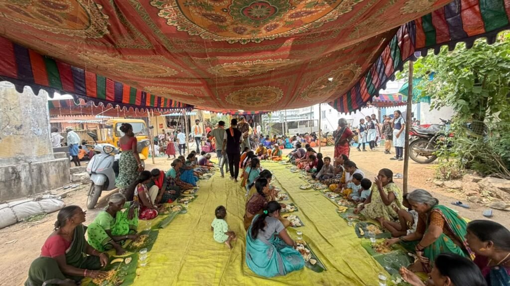 అరిటాకుల్లో సంప్రదాయ విందు..వాల్గొండలో భక్తులకు అన్నదానం