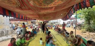 అరిటాకుల్లో సంప్రదాయ విందు..వాల్గొండలో భక్తులకు అన్నదానం