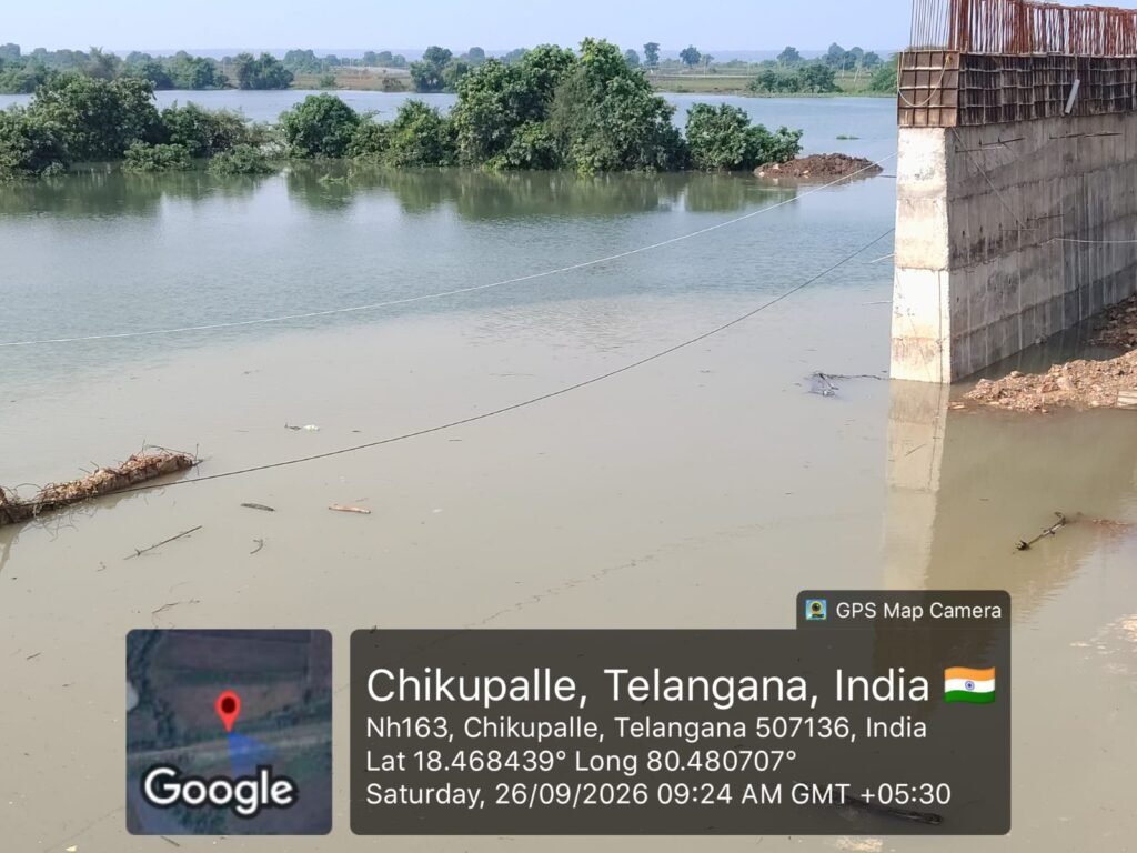 వరద నీటిలో చిక్కుకున్న బ్రిడ్జి నిర్మాణం 