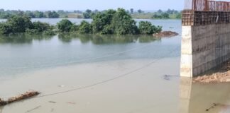 వరద నీటిలో చిక్కుకున్న బ్రిడ్జి నిర్మాణం